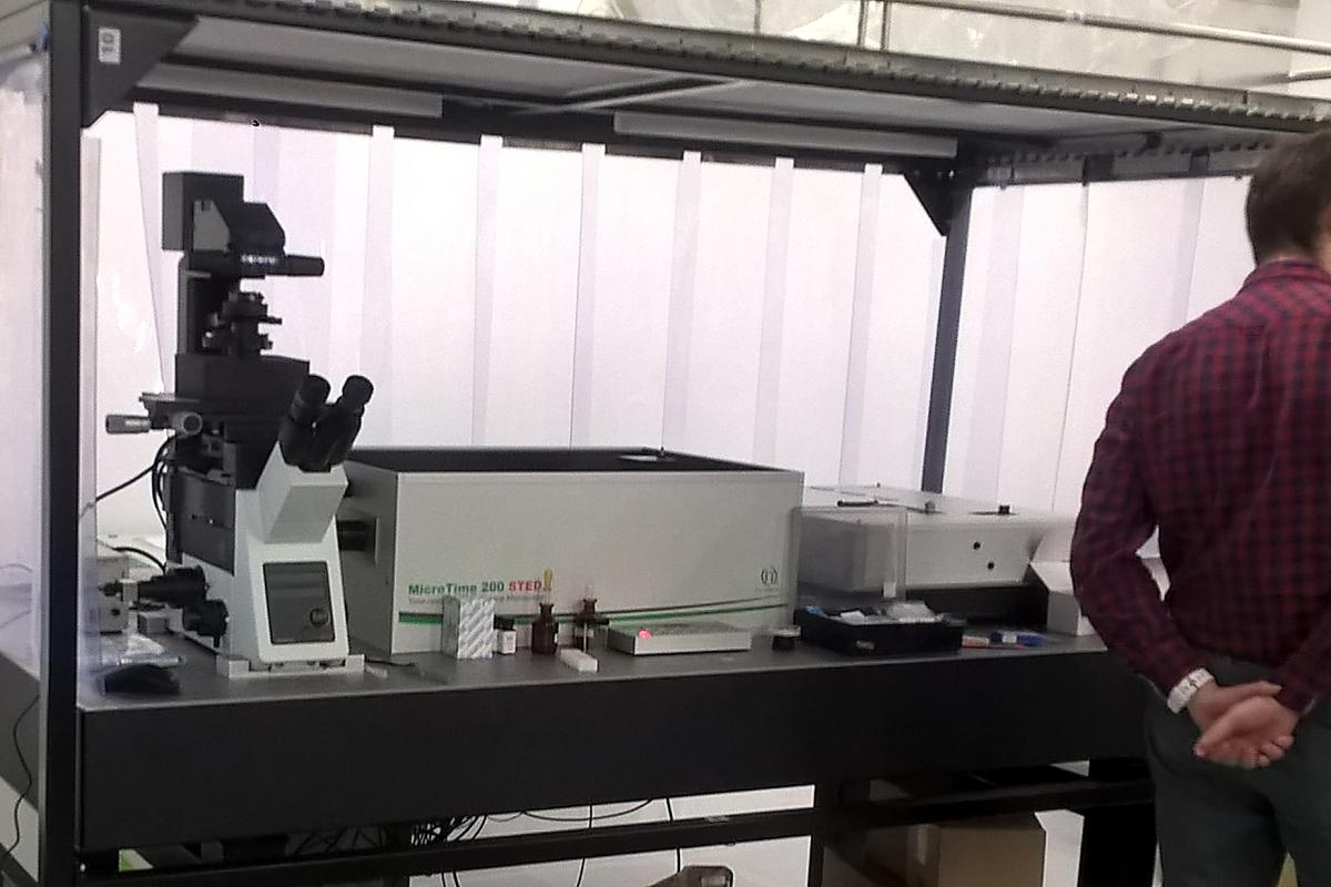Проект Техноинфо: в Сколтехе установлен времяразрешенный флуоресцентный микроскоп PicoQuant MicroTime 200 с приставкой для флуоресцентной микроскопии сверхвысокого разрешения STED